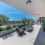 Διαμέρισμα Sky Pool Penthouse With A Huge Heated Private Pool