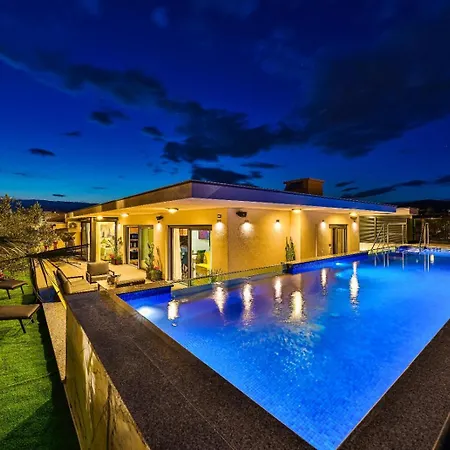 Διαμέρισμα Sky Pool Penthouse With A Huge Heated Private Pool *