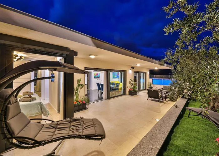 Sky Pool Penthouse With A Huge Heated Private Pool Split